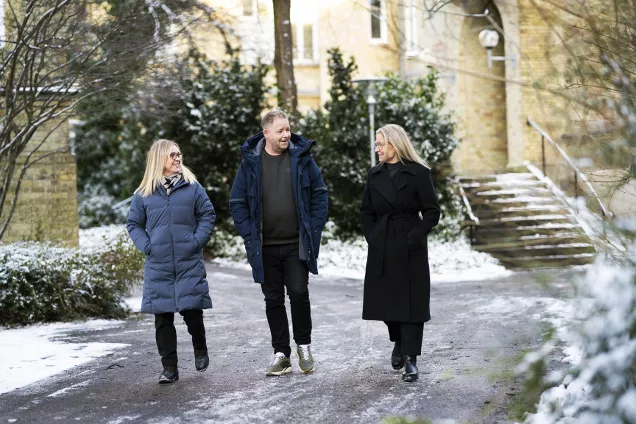 Tre personer promenerar i kvarteret Paradis i Lund.
